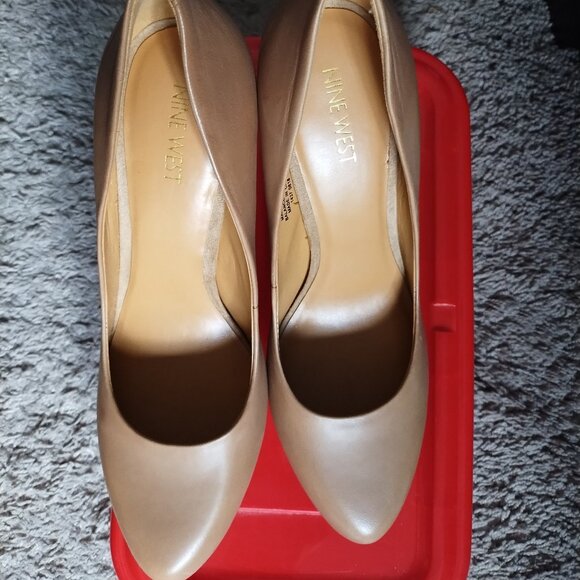 Nine West Rocha Platform Pumps - Picture 2 of 3